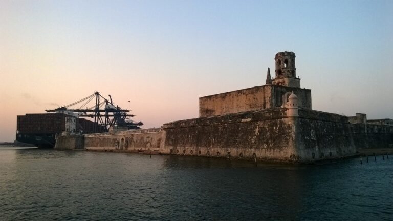 Schiff und Festung in Mexikos Hafen Veracruz