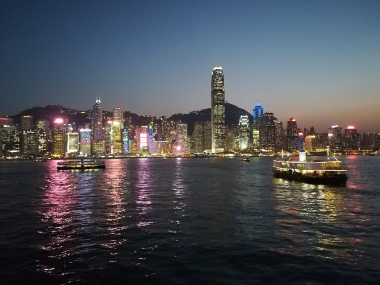 Beleuchtete Wolkenkratzer in Hongkong