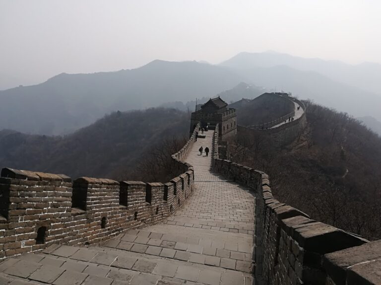 Chinesische Mauer mit Bergen im Hintergrund