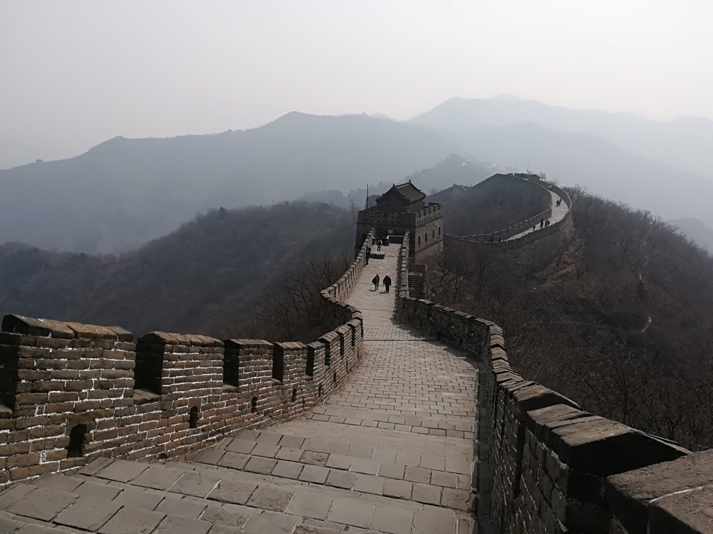 Chinesische Mauer mit Bergen im Hintergrund
