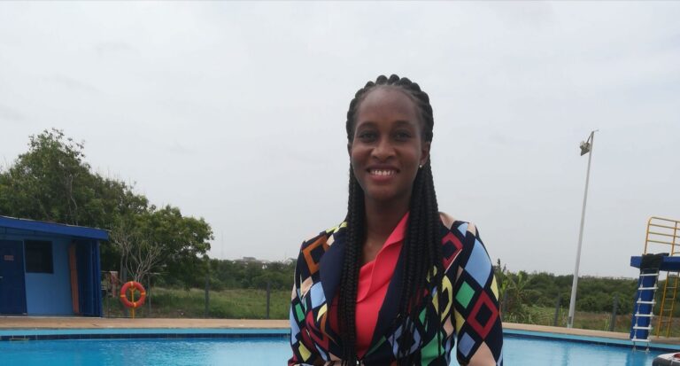 Ernestina Larbi steht vor Pool in Tema, Ghana