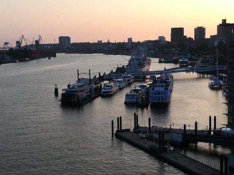 Blick auf Landungsbrücken im Hamburger Hafen, Abendstimmung