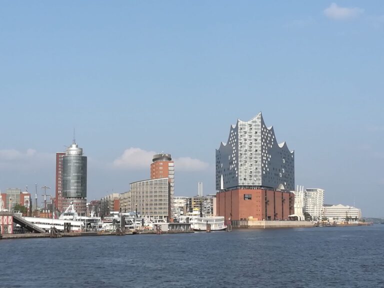 Elbphilharmonie und Boote Elbe in Hamburg