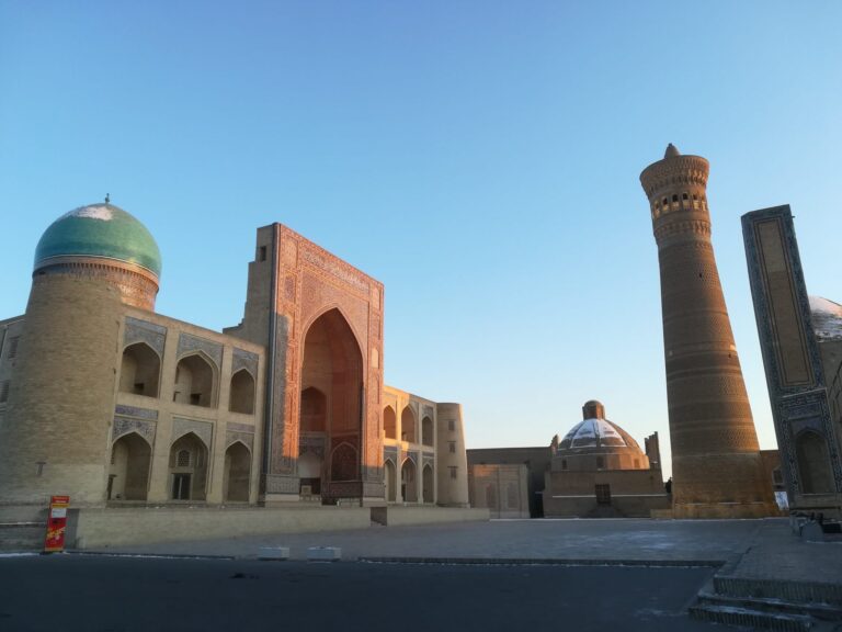 Kalon-Ensemble in Buchara mit Medrese und Minarett Kalon