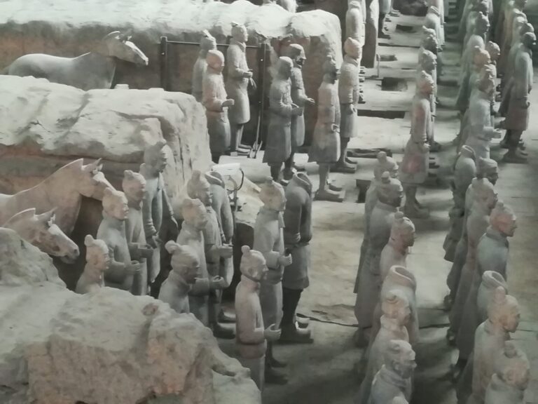 Soldaten und Pferde aus Terrakotta in fühchinesischer Grabanlage bei Xi'an, Westchina