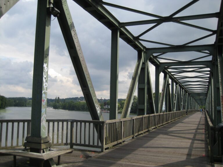 Stahlbrücke im Ruhrgebiet, dunkle Wolken über Fluss