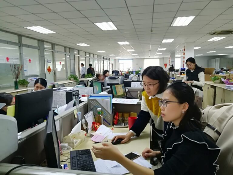 Großraumbüro in China, im Vordergrund zwei Chinesinnen am Computer
