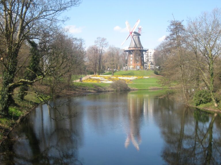 Windmühle in Bremen spiegelt sich im Wasser