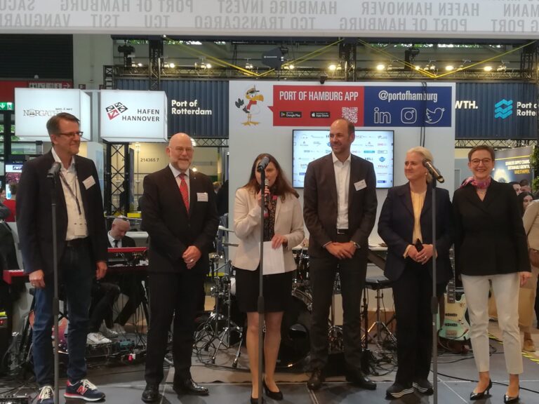 Kerstin Wendt-Heinrich (rechts) auf der Logistikfachmesse "Transport Logistic" mit HHLA-Chefin Angela Tietzrath (2. von rechts) und Hamburgs Wirtschaftssenatorin Melanie Leonhard