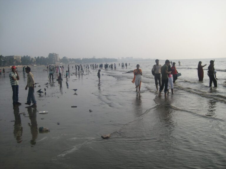 Viele Menschen am Strand und im Meer bei Mumbai zum Diwali-Fest