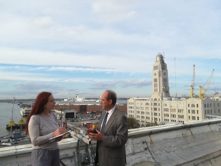 Kerstin Kloss und Daniel Loureiro, Vizepräsident der staatlichen Hafenverwaltung in Montevideo auf der Dachterrasse des Hafenbüros. Im Hintergrund das Zollgebäude.