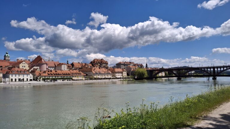 Blick auf Altstadt von Maribor am Flussufer