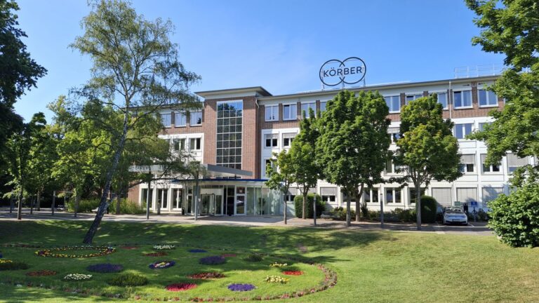 Firmensitz des Technologiekonzerns Körber in Hamburg-Bergedorf mit Bäumen und Blumenrabatte