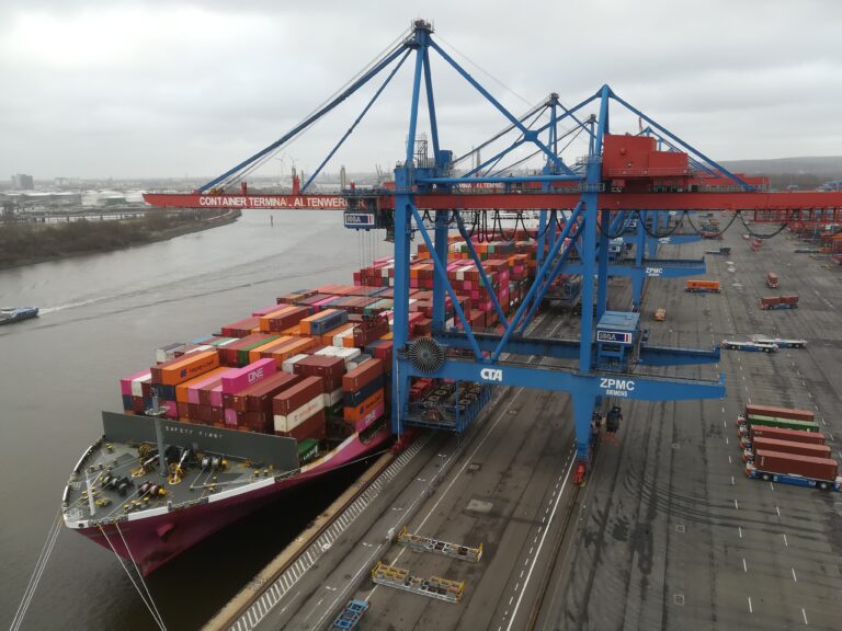 Containerschiff wir am Containerterminal Alterwerder im Hafen Hamburg ent- und beladen