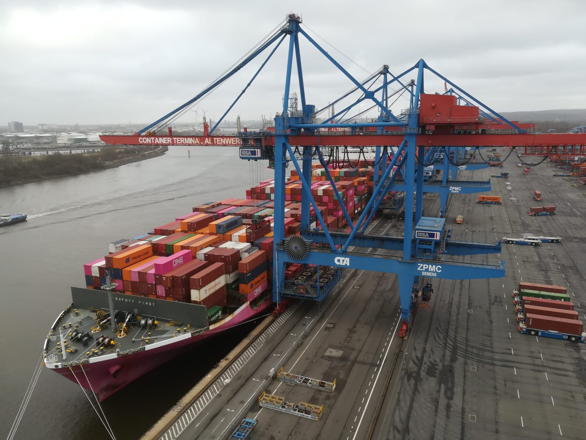 Containerschiff wir am Containerterminal Alterwerder im Hafen Hamburg ent- und beladen